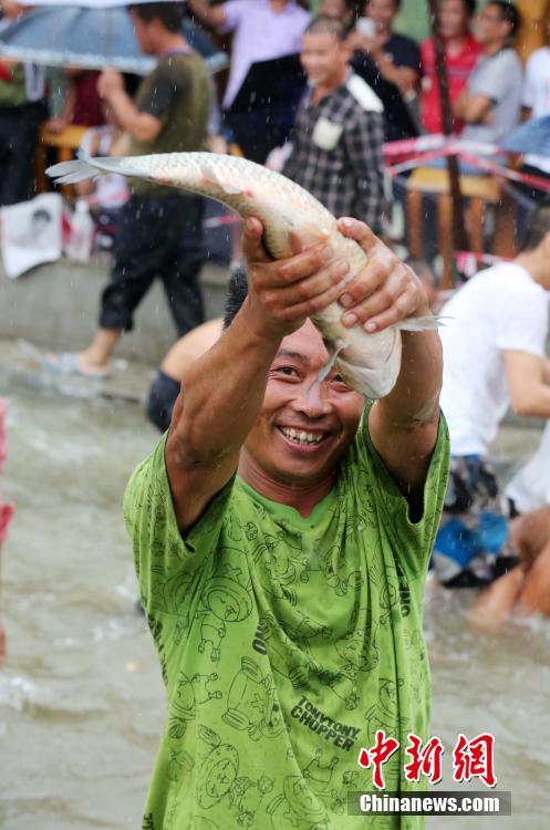 豊作を祈る伝統(tǒng)行事　「魚捕り祭り」開催　広西