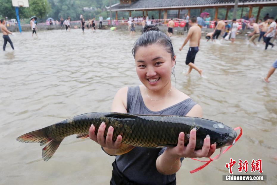 豊作を祈る伝統(tǒng)行事　「魚捕り祭り」開催　広西