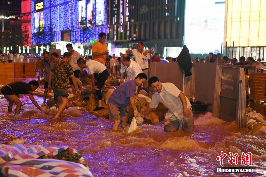 長沙市で洪水警戒1級警報発令　夜通し作業(yè)にあたる人々