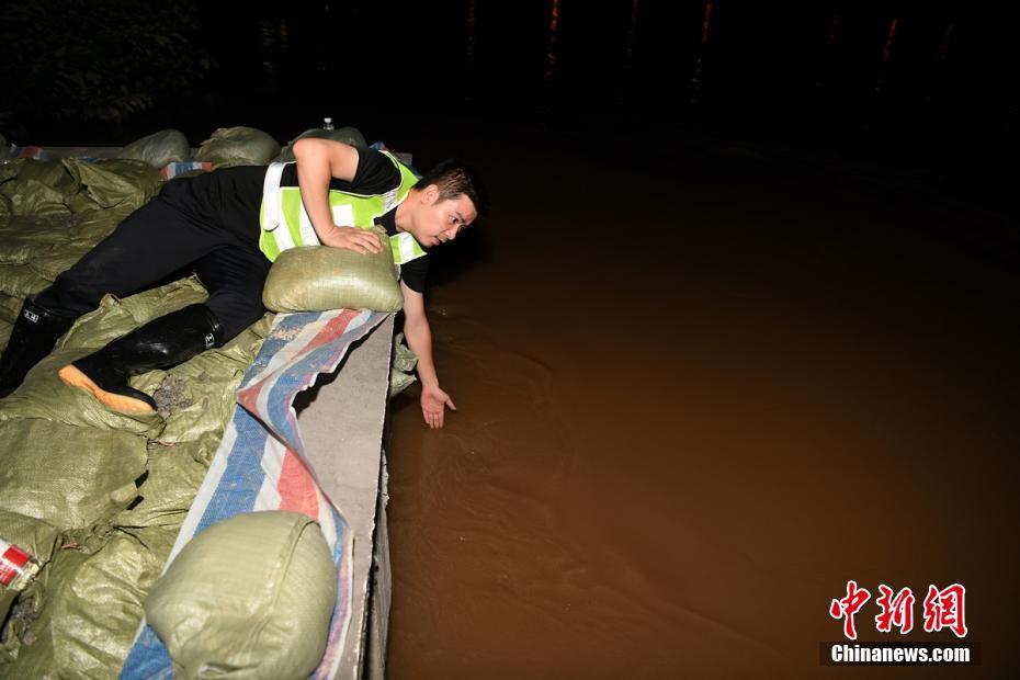 長沙市で洪水警戒1級警報発令　夜通し作業(yè)にあたる人々