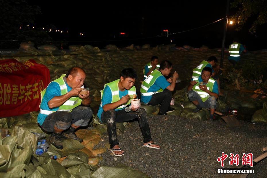 長(zhǎng)沙市で洪水警戒1級(jí)警報(bào)発令　夜通し作業(yè)にあたる人々