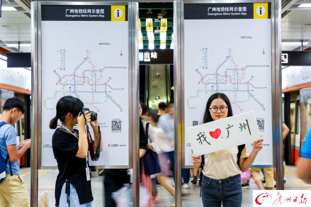 驚きの卒業(yè)寫真　広州地下鉄の全192駅で記念撮影