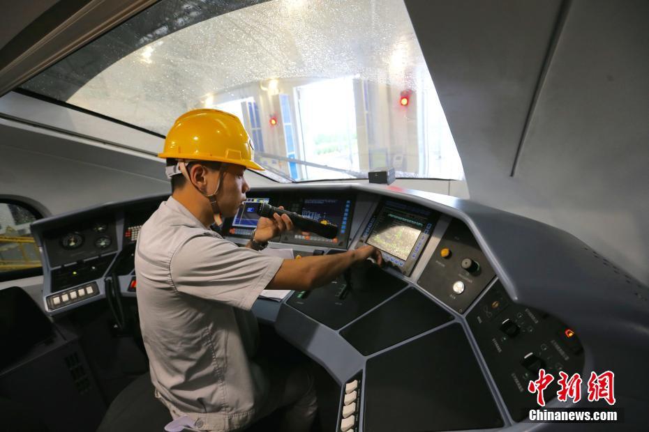 高原?寒冷地仕様で風(fēng)沙環(huán)境で運行可能なCRH5G型高速鉄道が西安でお目見え