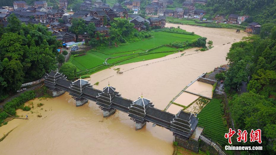 世界的にも有名な程陽風(fēng)雨橋、洪水に囲まれる　広西チワン族自治區(qū)