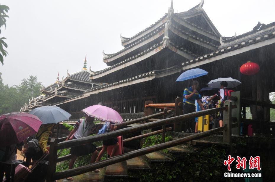 世界的にも有名な程陽風(fēng)雨橋、洪水に囲まれる　広西チワン族自治區(qū)