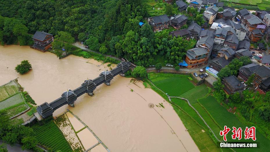 世界的にも有名な程陽(yáng)風(fēng)雨橋、洪水に囲まれる　広西チワン族自治區(qū)