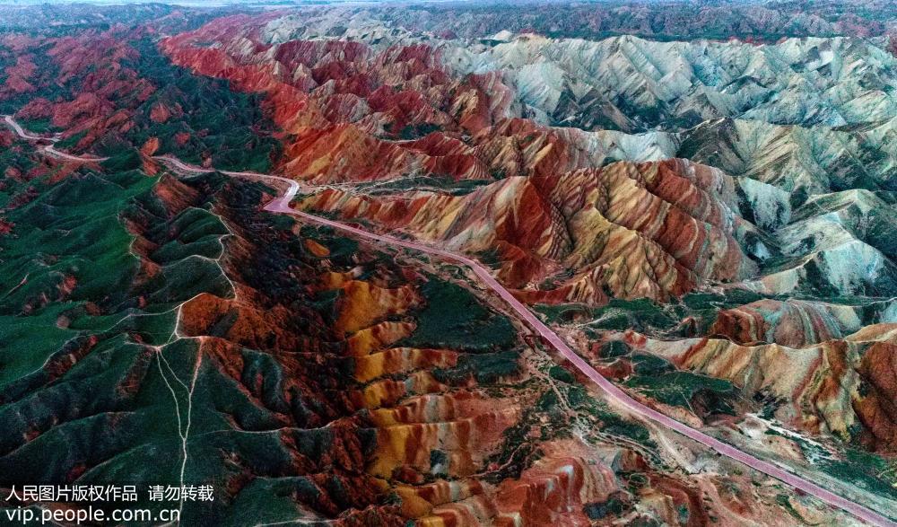 まるで絵のようにカラフルな上空から撮影したカラフルな丹霞地貌群