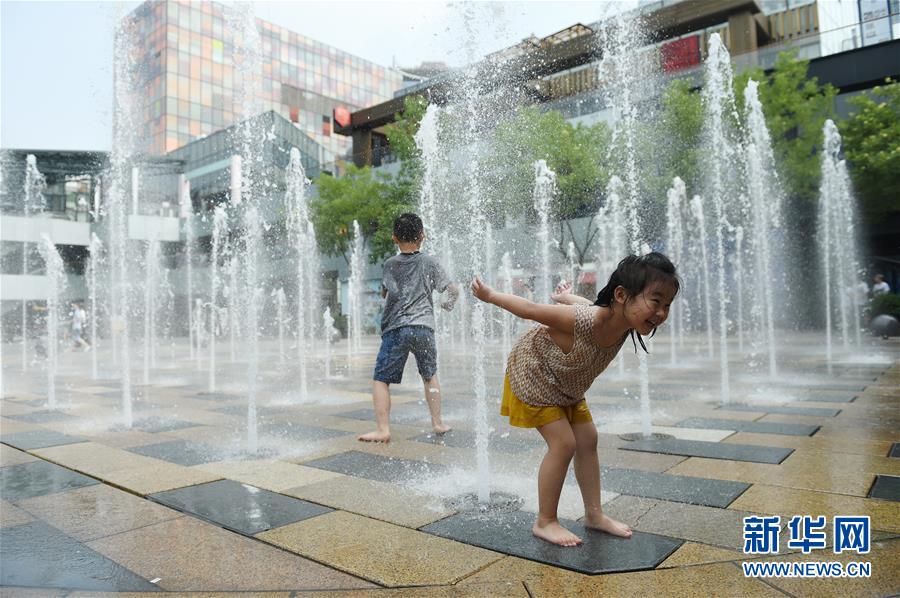 猛暑日が続く北京市、水遊びをして涼む子供たち