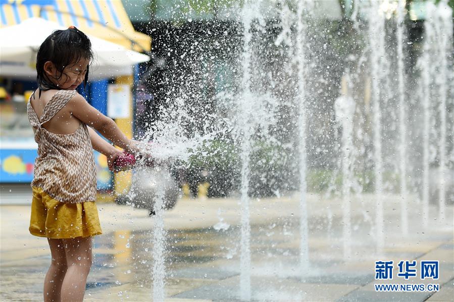 猛暑日が続く北京市、水遊びをして涼む子供たち