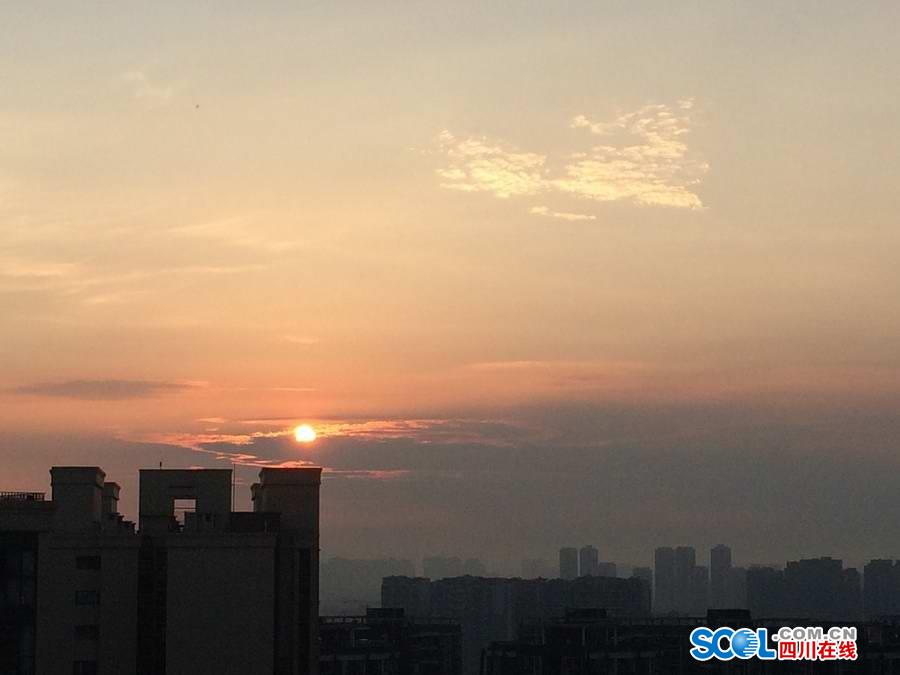 雨上がりで澄みあがった空に太陽と月が現(xiàn)れる美しい風景