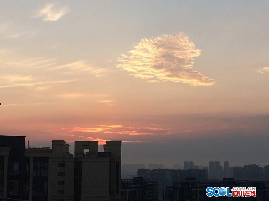 雨上がりで澄みあがった空に太陽(yáng)と月が現(xiàn)れる美しい風(fēng)景