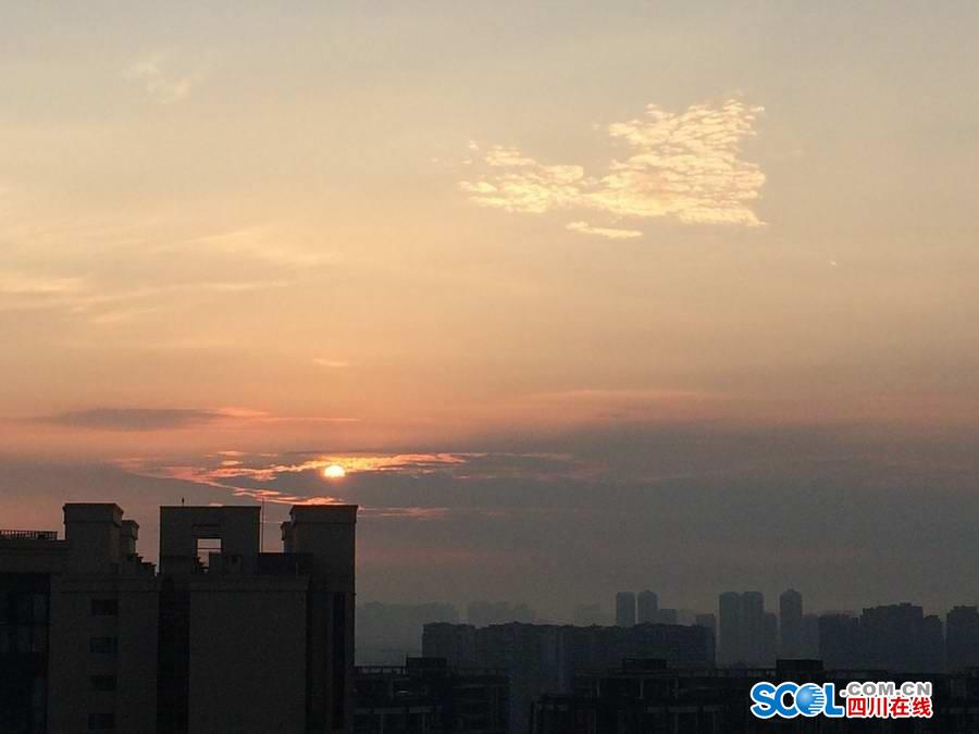 雨上がりで澄みあがった空に太陽と月が現(xiàn)れる美しい風(fēng)景