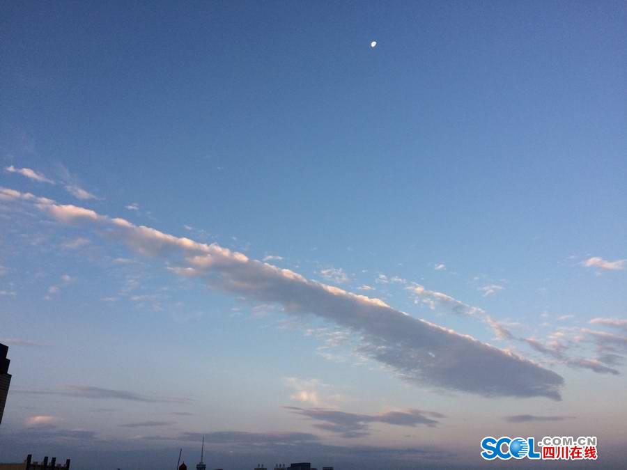 雨上がりで澄みあがった空に太陽と月が現(xiàn)れる美しい風(fēng)景