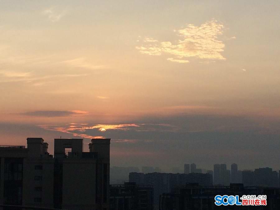 雨上がりで澄みあがった空に太陽と月が現(xiàn)れる美しい風景