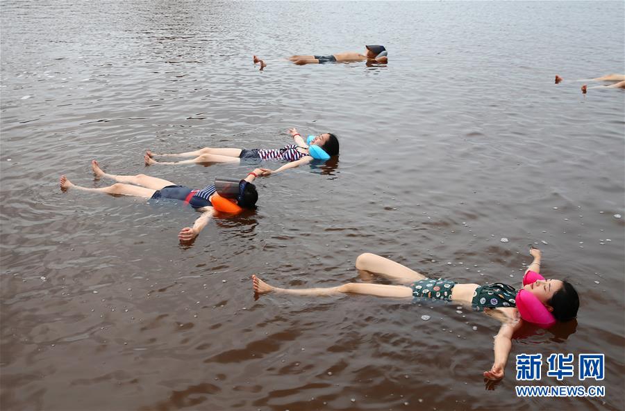 「死海」の水面に浮かび、夏を満喫　遼寧省