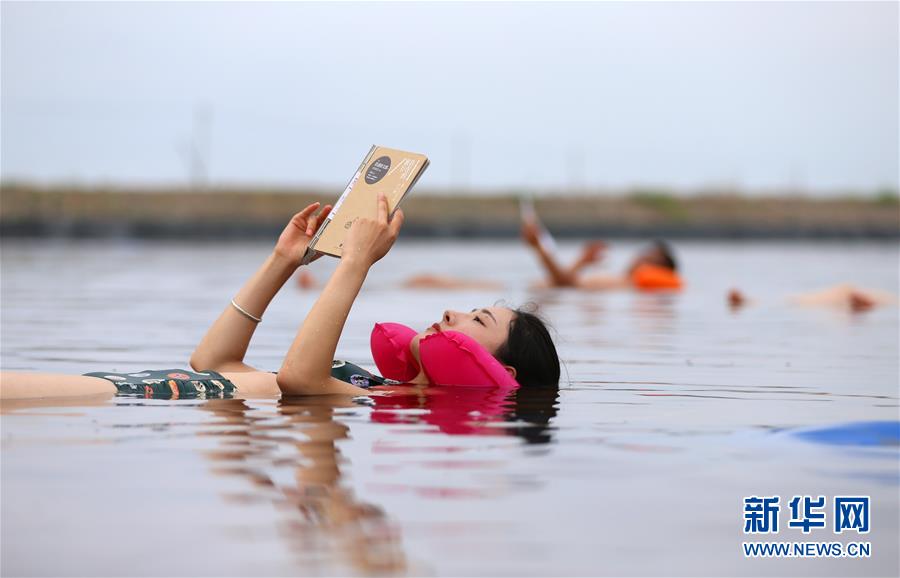 「死海」の水面に浮かび、夏を満喫　遼寧省