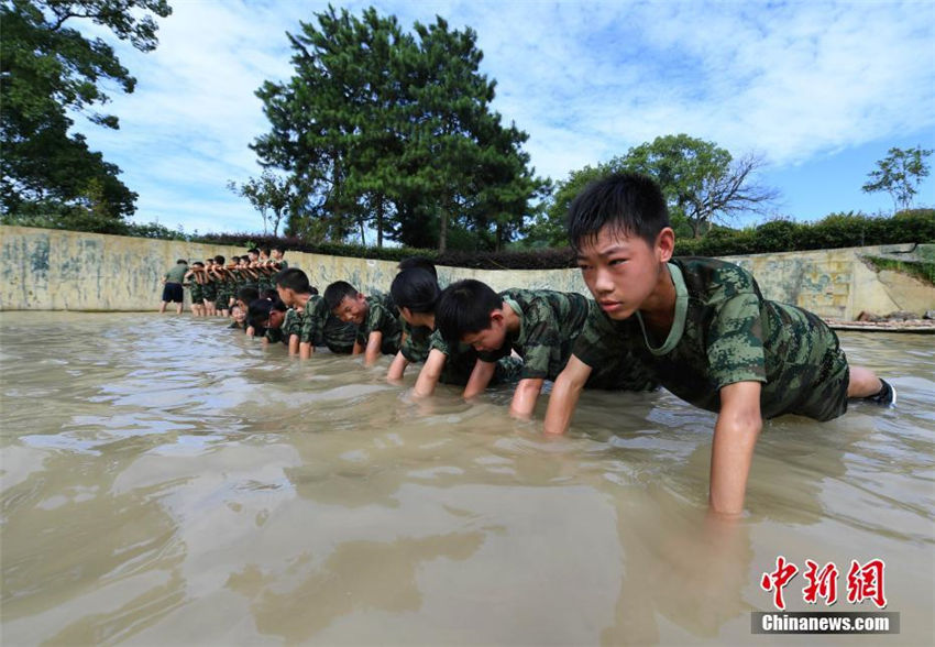 小中學生が體力?精神を鍛え上げる軍隊式サマーキャンプに參加