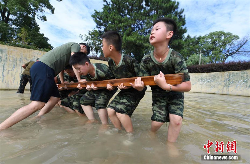 小中學(xué)生が體力?精神を鍛え上げる軍隊(duì)式サマーキャンプに參加