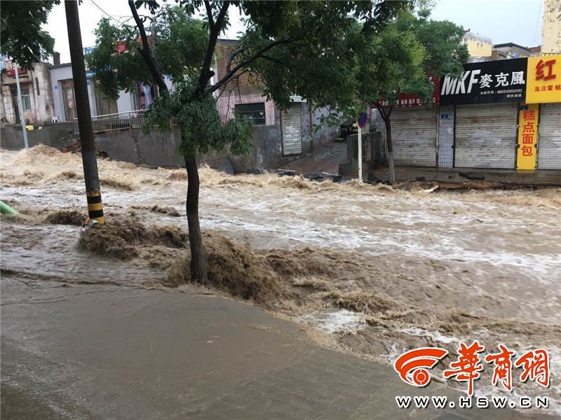 陝西省で突然の暴雨、多くの道路が浸水のため崩壊