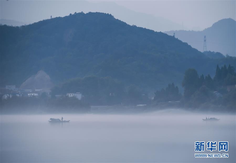 自然織り成す幻想的な景色　白いもやに包まれる浙江省の川