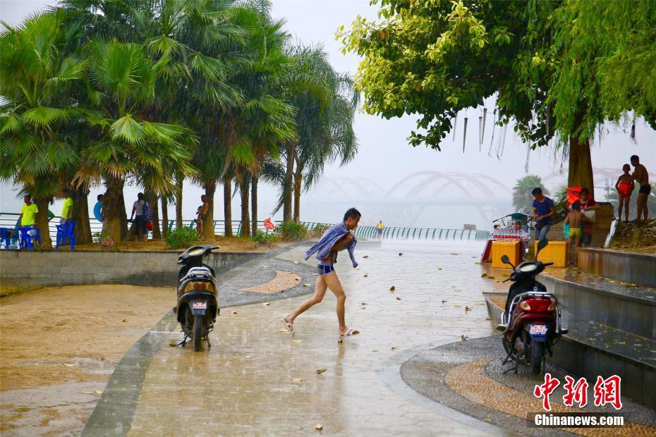 連日酷暑の広西チワン族自治區(qū)に「恵みの雨」、雨の中水遊びをする市民