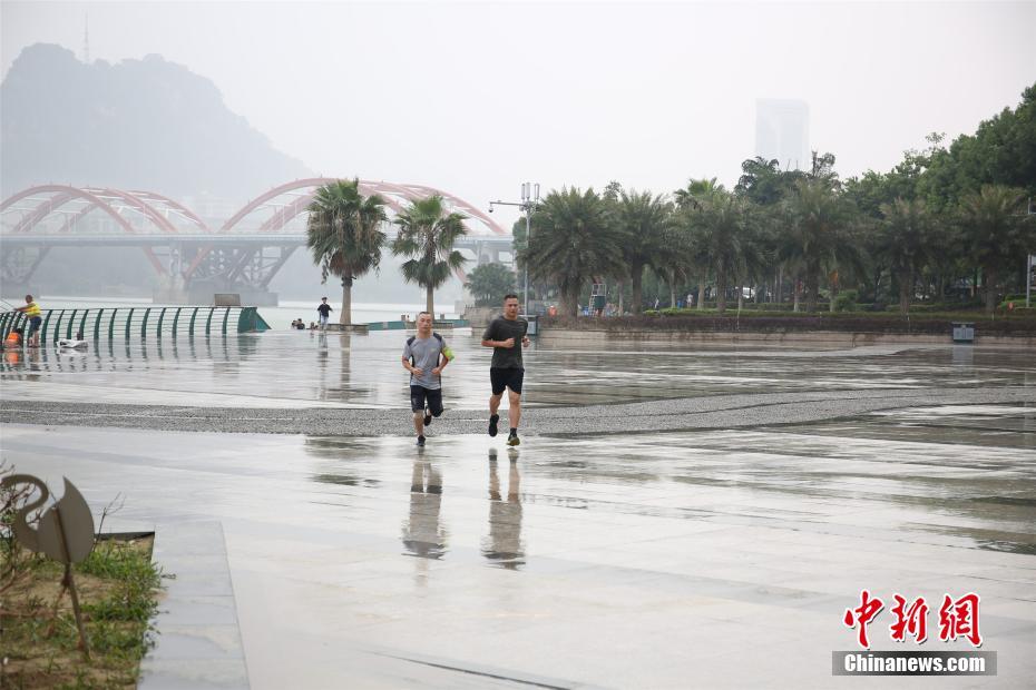 連日酷暑の広西チワン族自治區(qū)に「恵みの雨」、雨の中水遊びをする市民