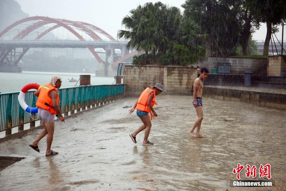 連日酷暑の広西チワン族自治區(qū)に「恵みの雨」、雨の中水遊びをする市民