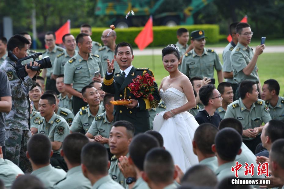 中國人民解放軍陸軍第75集団軍、軍人22人のために集団結婚式を開催