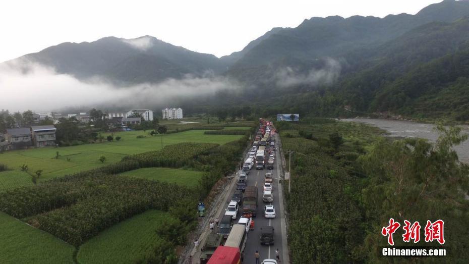 寫真は、四川省平武県古城鎮(zhèn)から平武県城區(qū)間の道路で、立ち往生を食らう救援車両（8月8日、撮影?劉忠?。?/></a></p>
         </dd>
      </dl>
<dl class=