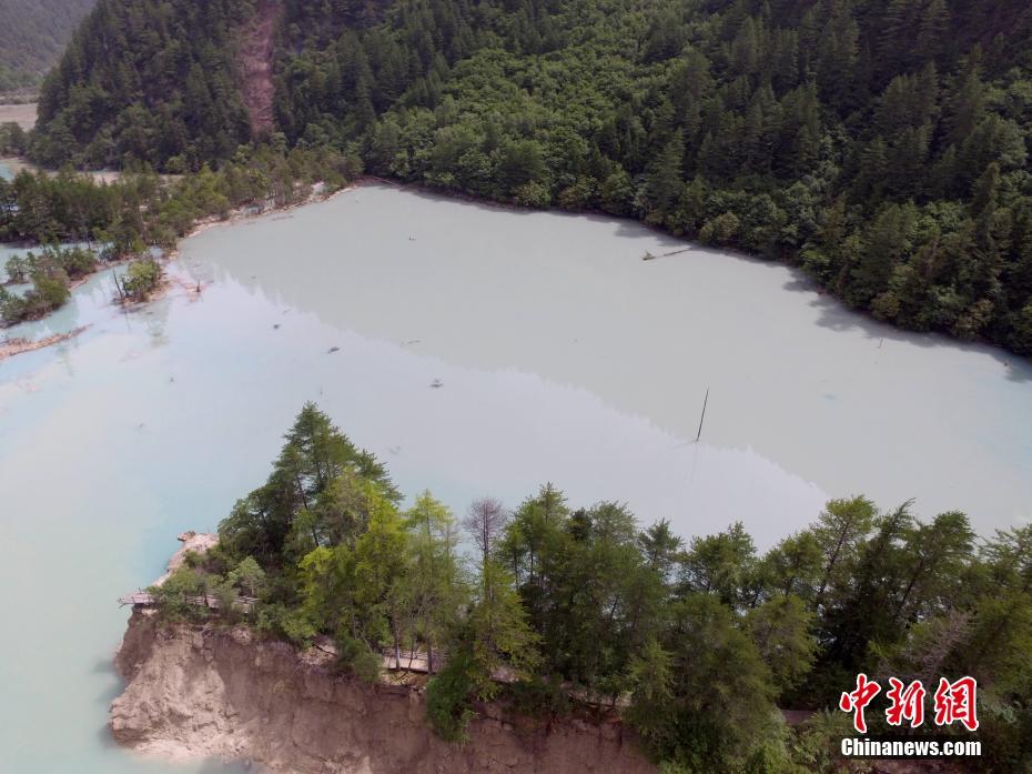 九寨溝景勝地の「火花?！工菦Q壊が確認される　池の水のほとんどが流出　