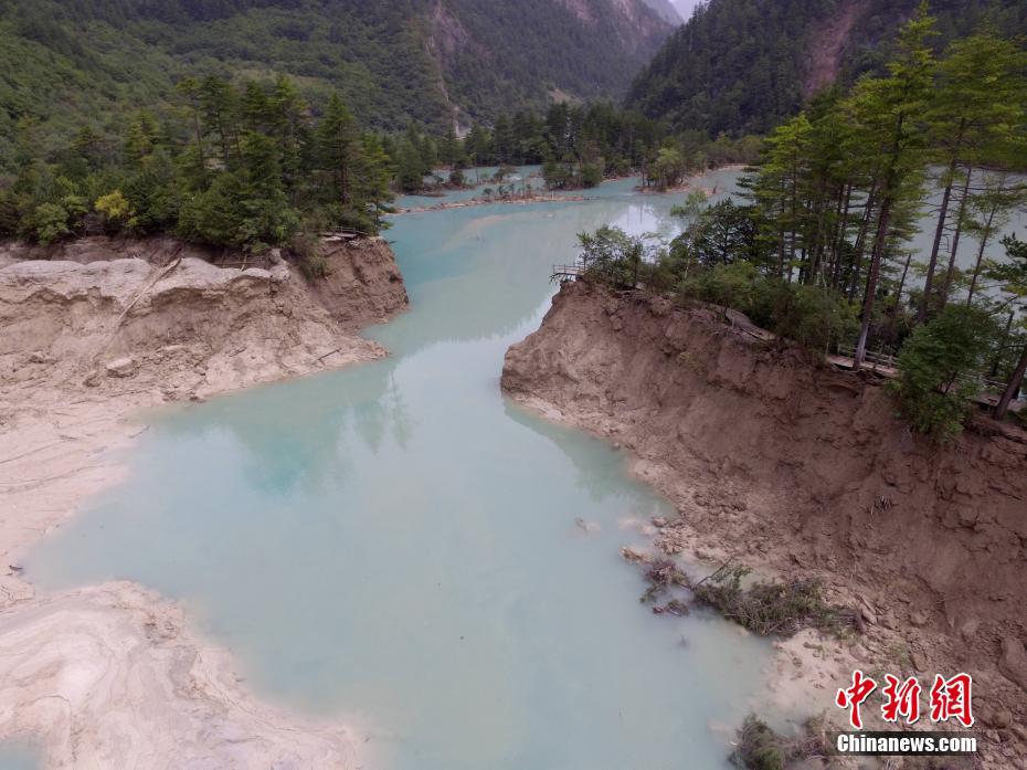 九寨溝景勝地の「火花?！工菦Q壊が確認(rèn)される　池の水のほとんどが流出　