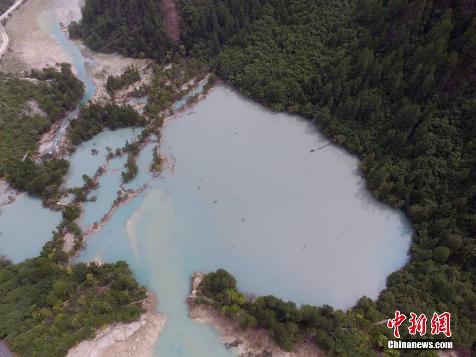 九寨溝景勝地の「火花?！工菦Q壊が確認(rèn)される　池の水のほとんどが流出　