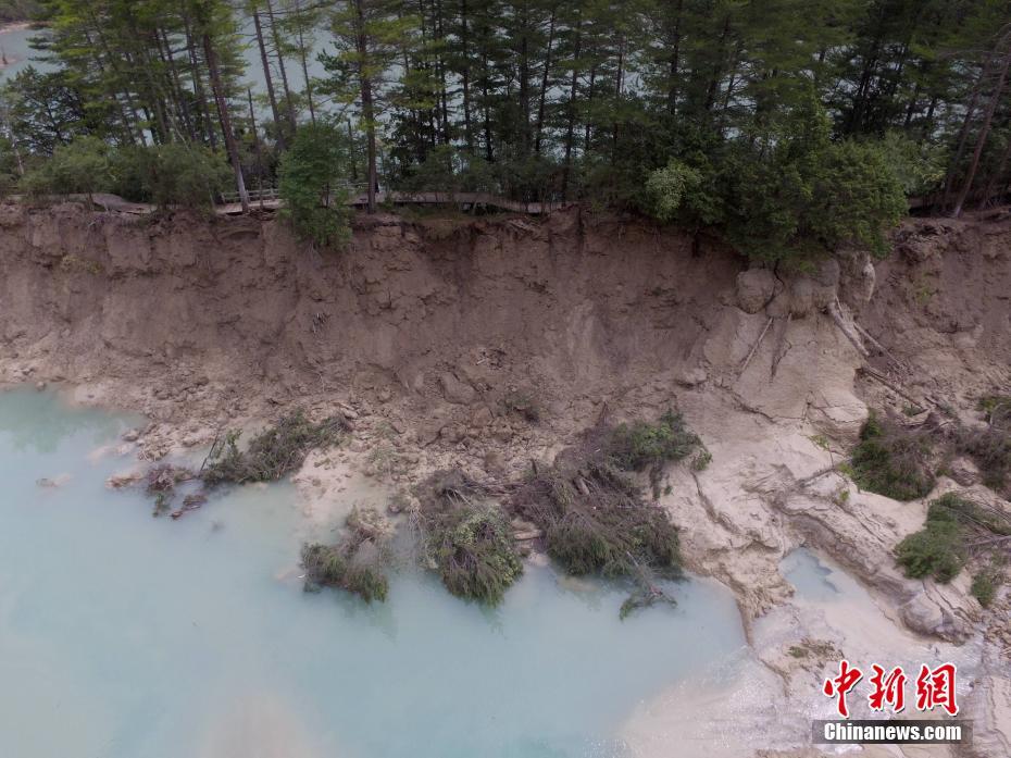 九寨溝景勝地の「火花?！工菦Q壊が確認(rèn)される　池の水のほとんどが流出　