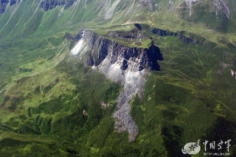 上空から撮影した九寨溝の様子（寫真提供：中國空軍網(wǎng)）