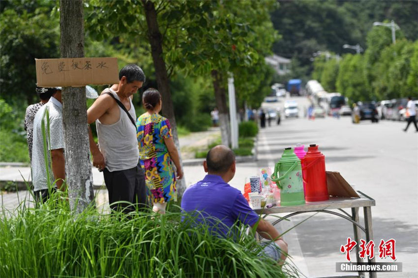 四川省九寨溝地震　救援者に無料で飲み物を提供する農(nóng)民たち