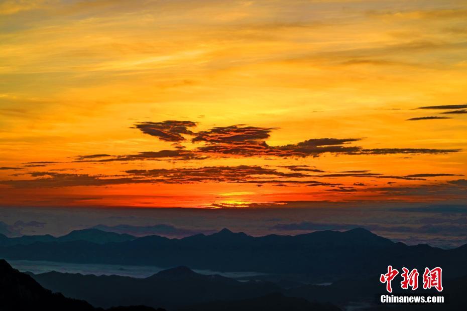 黃山　雲海に鮮やかな日の出の色