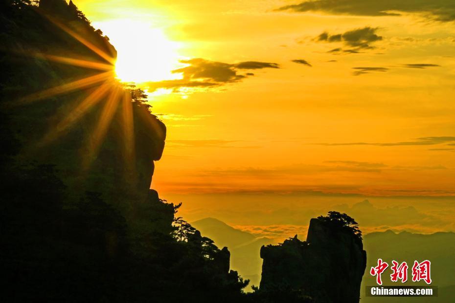 黃山　雲(yún)海に鮮やかな日の出の色