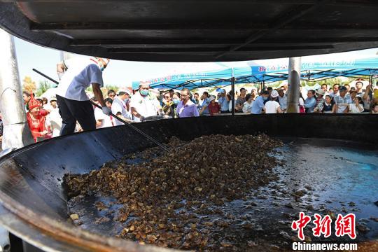 世界最大のフライパンと約60頭分の羊肉で作ったカザフ族特産料理　甘粛省