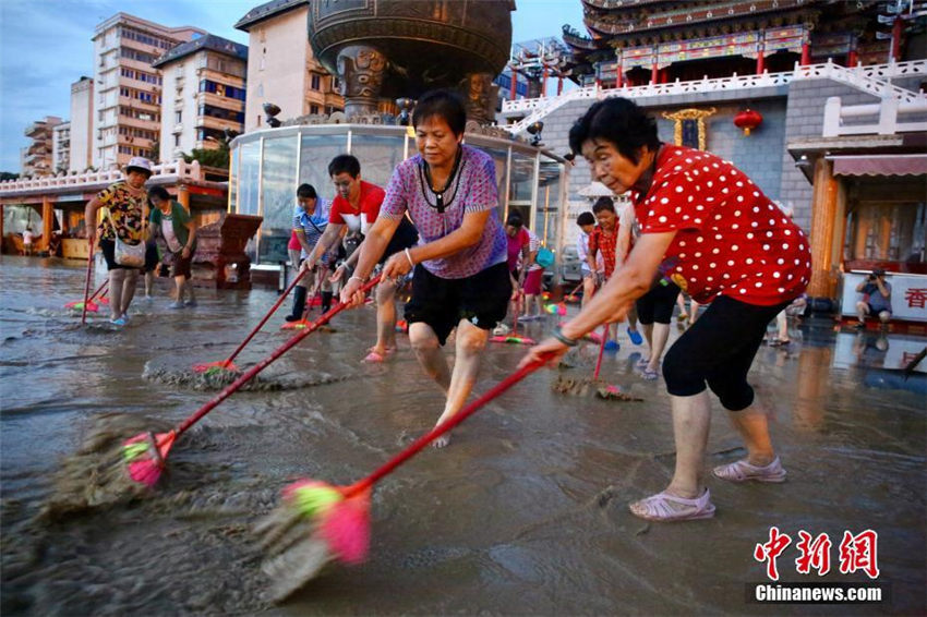 洪水が収まった柳州市、約100人の女性が浚渫チーム結(jié)成