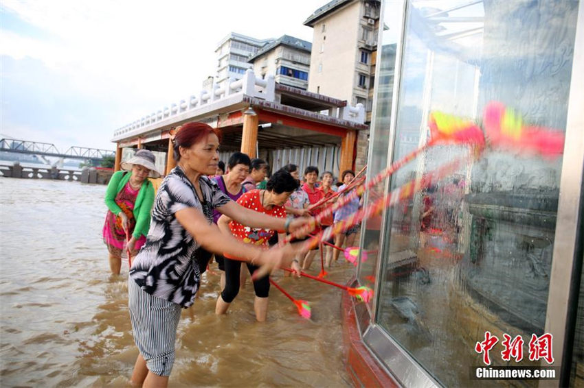 洪水が収まった柳州市、約100人の女性が浚渫チーム結(jié)成