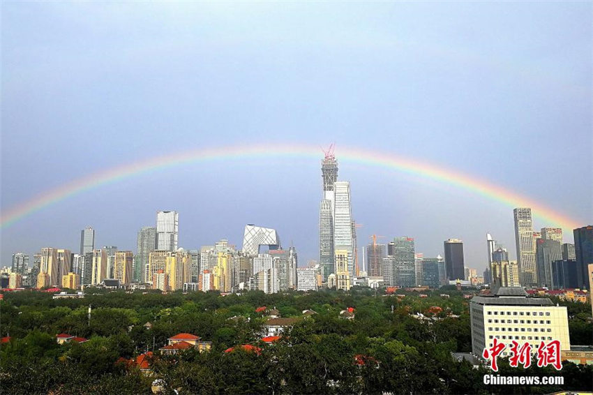 ゲリラ豪雨が通り過ぎ、巨大な虹出現(xiàn)　北京市