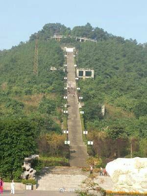 重慶市の建物がまた話題に！果てしなく続く石段「巫山百歩階段」