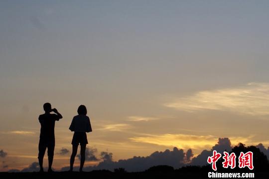 夕日に照らされた人々のシルエット　南京市