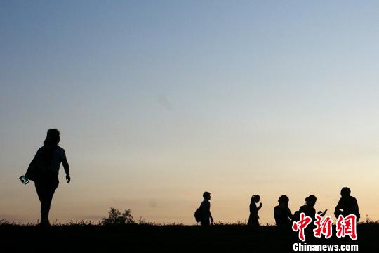 夕日に照らされた人々のシルエット　南京市