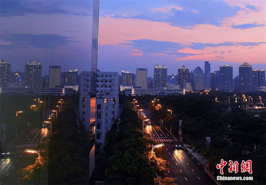 ライトアップが次第に完成し、美しい煌めき見せるアモイの夜景　福建省