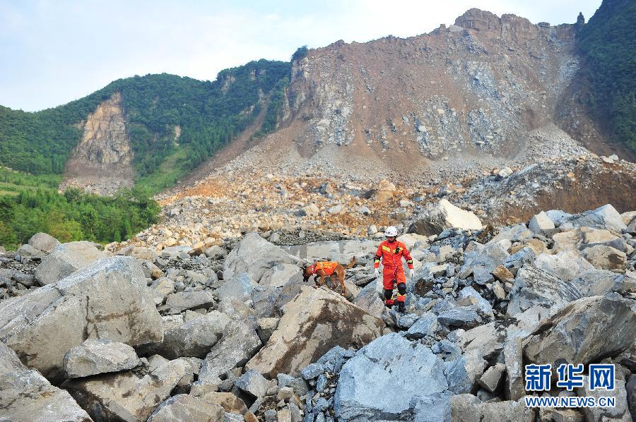 納雍県山間部の土砂崩れ　雨の中も続く夜間の救助活動(dòng)　貴州省