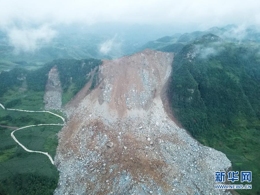 納雍県山間部の土砂崩れ　雨の中も続く夜間の救助活動　貴州省