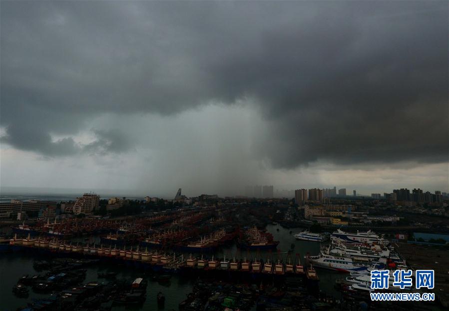 広西に臺(tái)風(fēng)14號(hào)接近で、天気が短時(shí)間にめまぐるしく変化