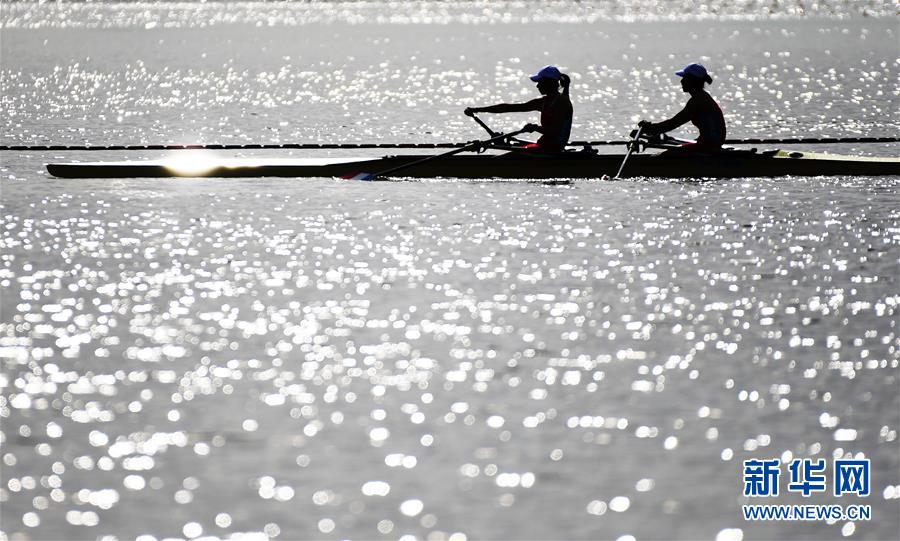 きらめく水上を進む選手たち　全國運動會ボート競技開催　天津市