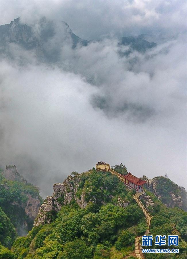 まるで水墨畫(huà)のような雲(yún)海たなびく五老峰景勝地　山西省